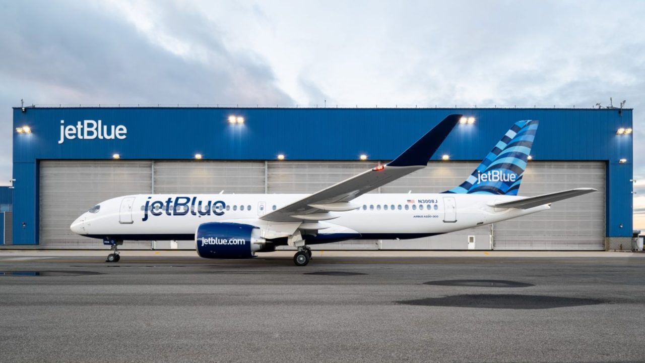 JetBlue's shares rise 4%