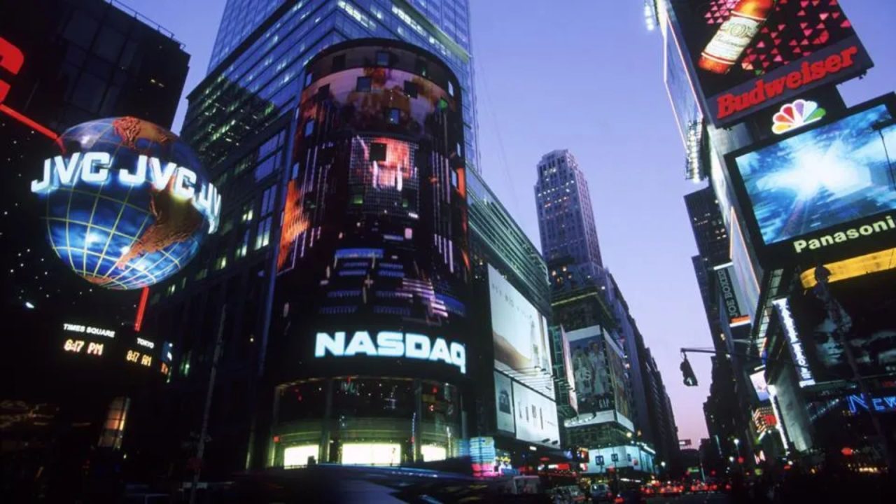 Nasdaq Composite fluctuates