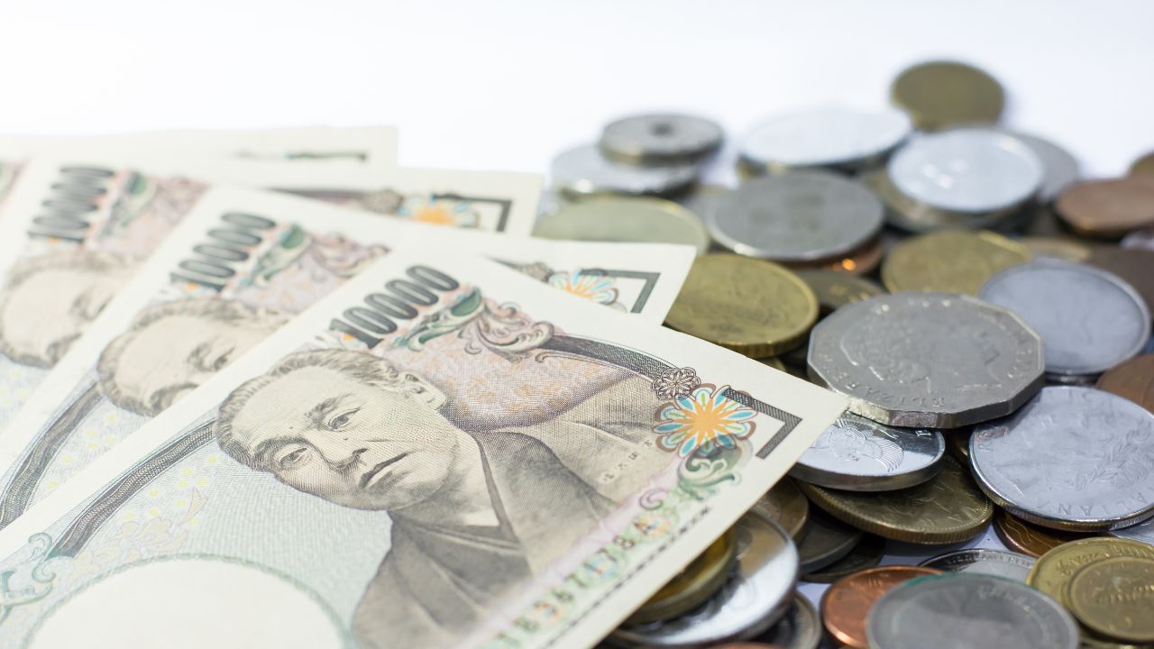 The dollar experienced a decline of 0.28%, reaching 146.66 yen as the Japanese currency strengthened, briefly touching 146.54, near Friday's five-week low of 146.48.