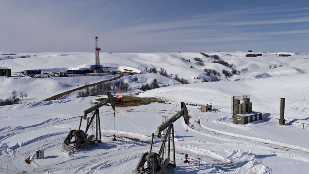 Winter Weather Paralyzes Energy Sector, Crude Oil Output Sinks 6%