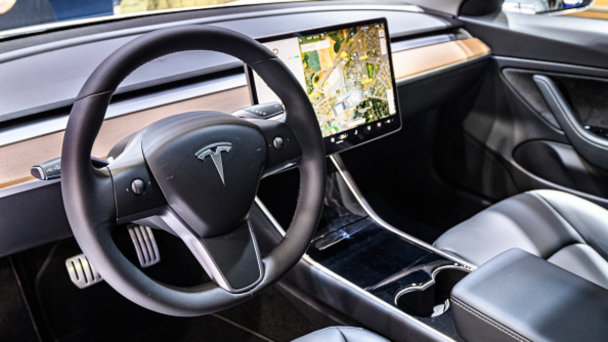 Tech Investor Warns Against Overrating Tesla's Full Self-Driving