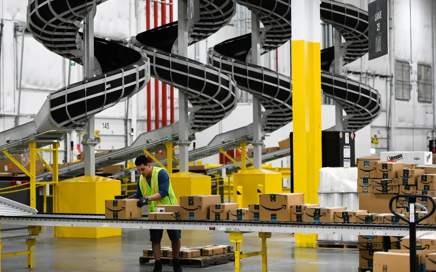 Democratic Senator Introduces First Federal Bill to Regulate Amazon's Labor Practices and Quotas