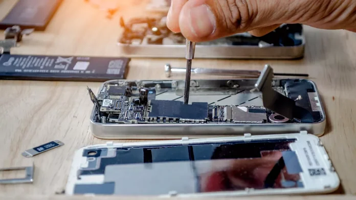 EU Requires Apple and Other Phone Makers to Use Easily Replaceable Batteries by 2027 to Reduce E-Waste