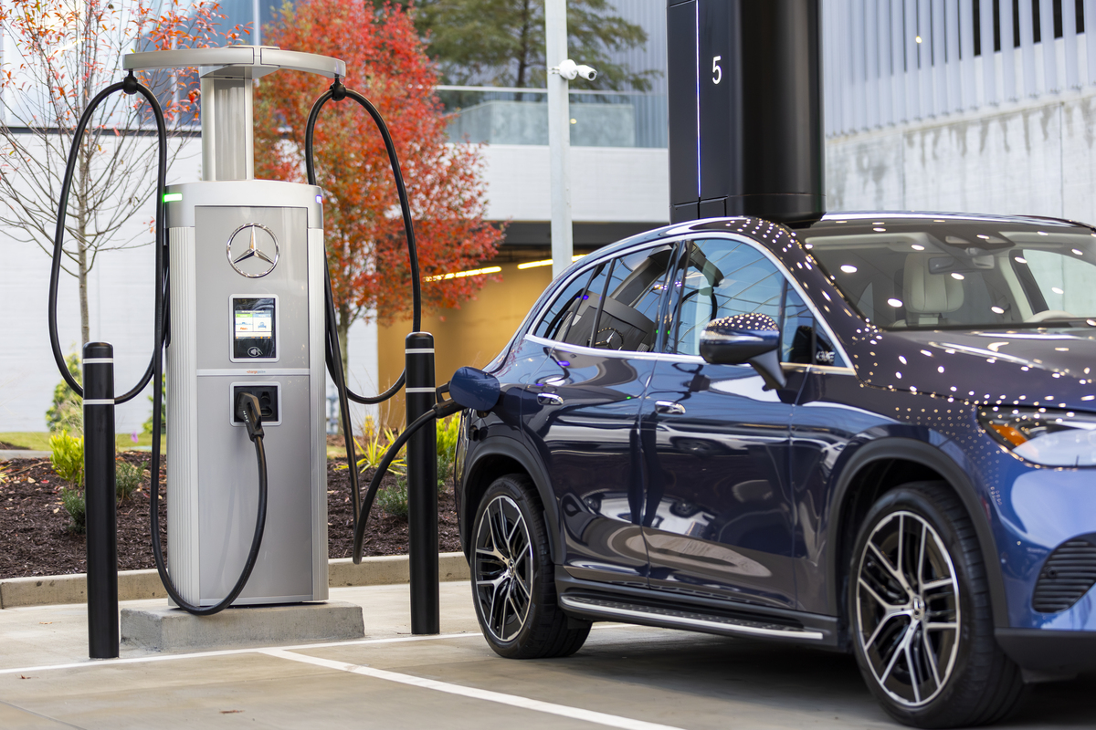 Mercedes-Benz and MN8 Energy to Install Fast Chargers at Starbucks Along I-5